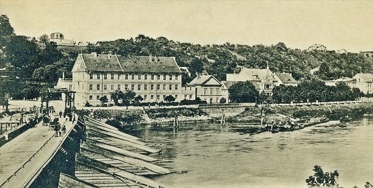 Stare fotografie - Krosno. Widok z brzegu Odry przy drewnianym moście w stronę ulicy Chrobrego.jpg