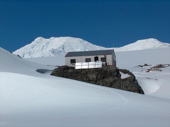 Zaczarowana zagroda - stacja naukowa na antarktydzie.jpg